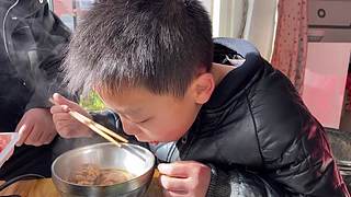 全網(wǎng)最囂張吃法 隔著屏幕流口水