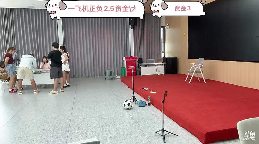 天是蓝的草是绿的