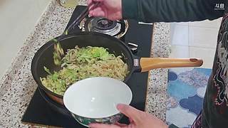 乡下斌的陪伴。