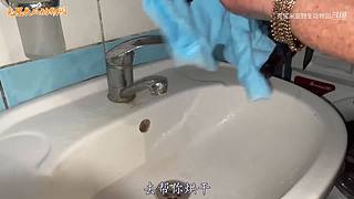 直接把狮子推下水！俄罗斯饲养员太勇敢了