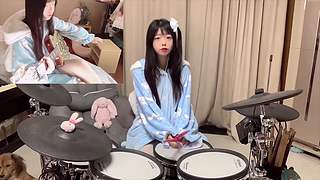 这里有一个摇滚萝莉