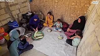 为了生活女人肩负重任，每次出门寻翻山越岭