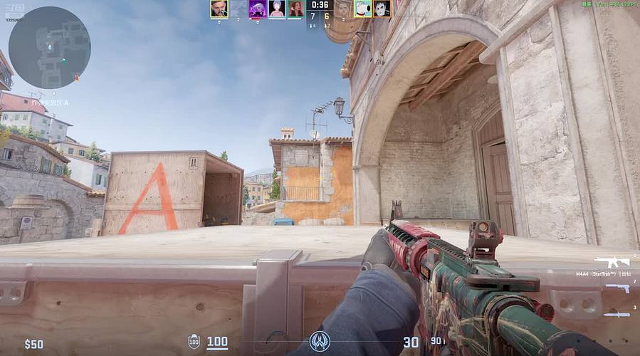 面对疾风的小超人的直播间