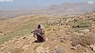 为了生存女人肩负重任，每次出门寻翻山越岭