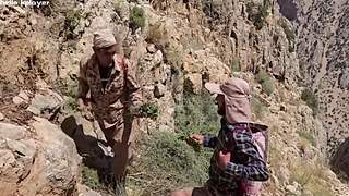 家里食物紧缺女人冒着危险到山里去采摘野果