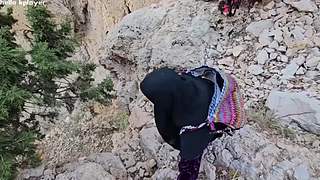 为了生存冒险游走悬崖边缘摘果砍柴