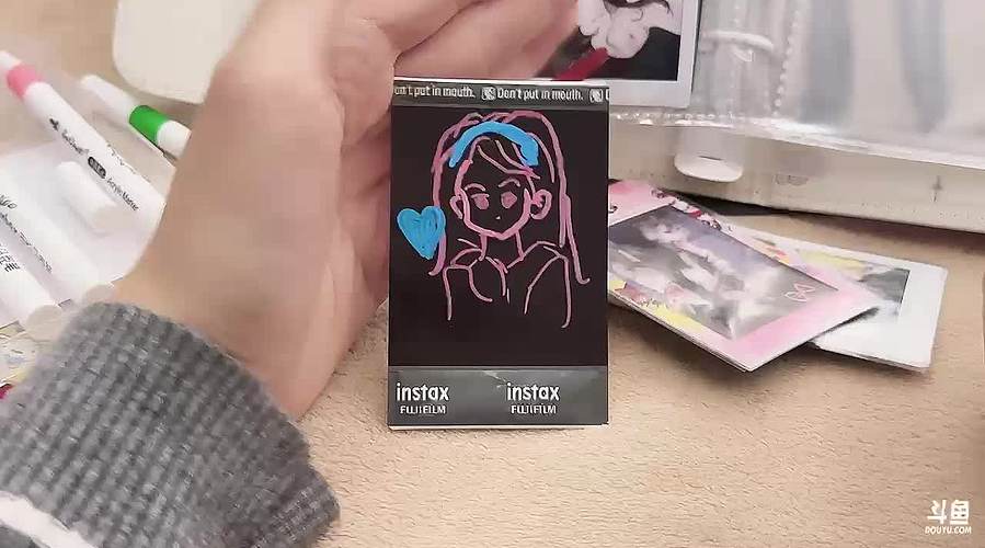 和小学生踢足球