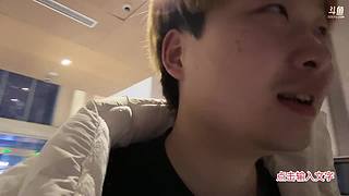 带可爱妹妹吃烤肉