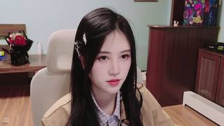 腼腆害羞内向文静小女生