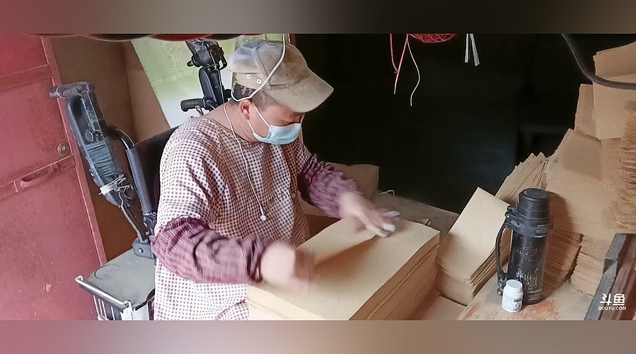 重度残疾，努力供小孩读书！