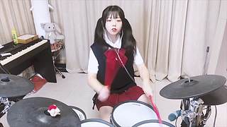 这里有一个摇滚萝莉