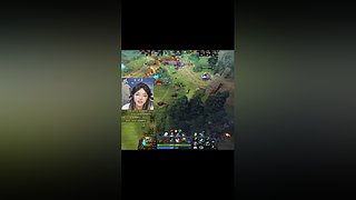 很用心打DOTA的妹子哦