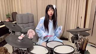 这里有一个摇滚萝莉