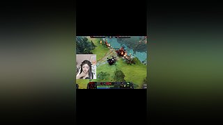 很用心打DOTA的妹子哦