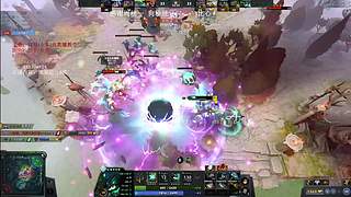 很用心打DOTA的妹子哦