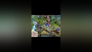 很用心打DOTA的妹子哦