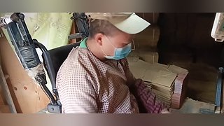 重度残疾，努力供小孩读书！