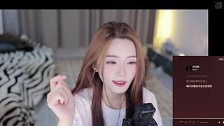 耳朵里塞着小喇叭&nbsp;～