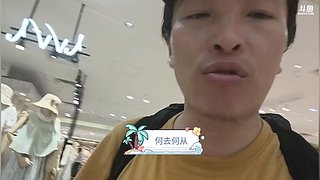 长沙暴雨中的走路
