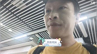 长沙暴雨中的走路