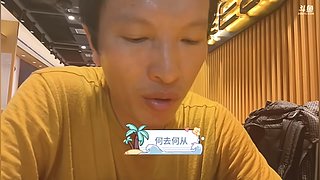长沙暴雨中的走路