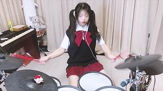 这里有一个摇滚萝莉
