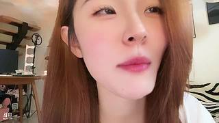 耳朵里塞着小喇叭