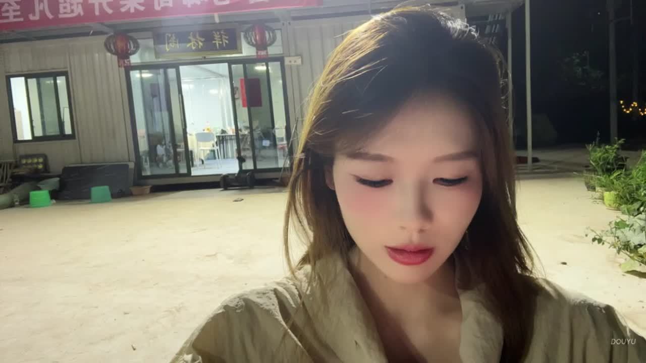 可爱内向小女孩