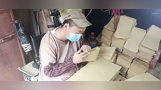 重度残疾，努力供小孩读书！