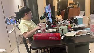 阿雅周二睡醒来