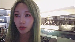 八月的天和你的微笑挺配