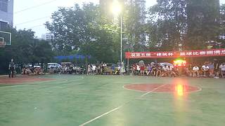 组队打不过专业车队，单排遇不到传球队友