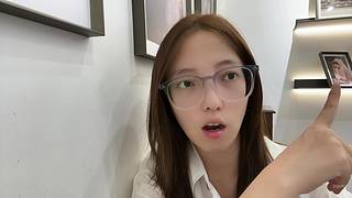 可爱内向小女孩