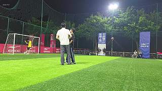 晚上练足球～