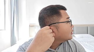 周一搬东西到场地，路上播