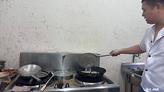 嫂子，袜子真香 戴头上能睡到天亮
