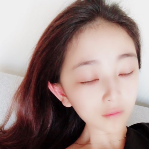 睡懵的小七