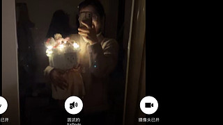 研究生的休息会儿 和对象打电话 一边王者
