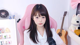 腼腆害羞内向安静社恐小女孩