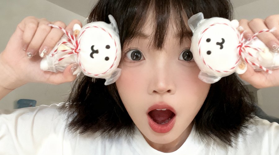 腼腆害羞内向社恐小女孩